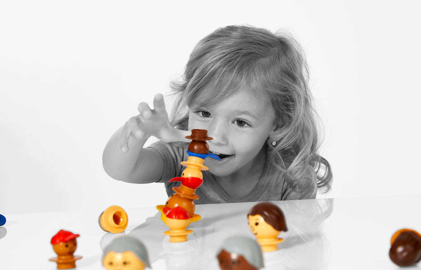 A girl stacks figures from plasticant mobilo®
